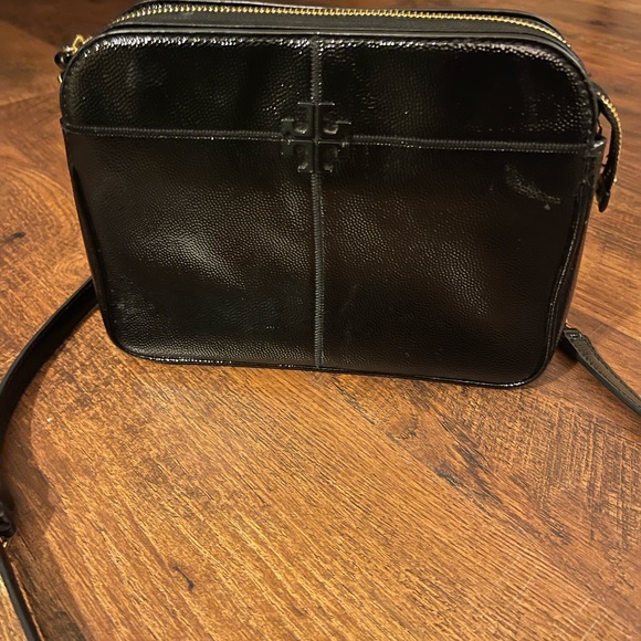 Tory Burch pebbled patent leather crossbody bag - Picture 2 of 9